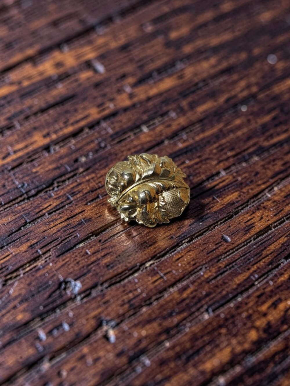 Vintage Goldtone Large 4 Layer Brooch Pin with Feather, Oak Leaves, and Berries, - Picture 5 of 16